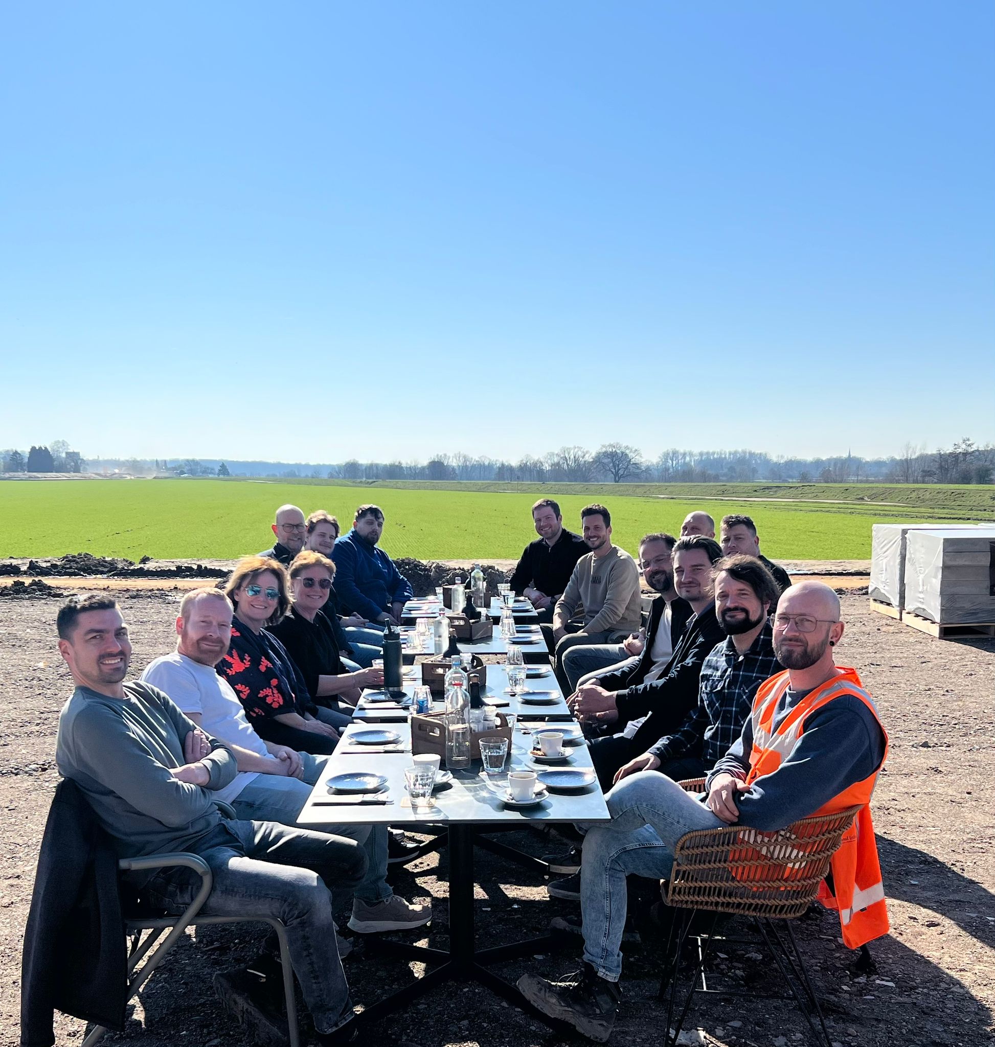 Gezamenlijke lunch van de deelnemers in het veld