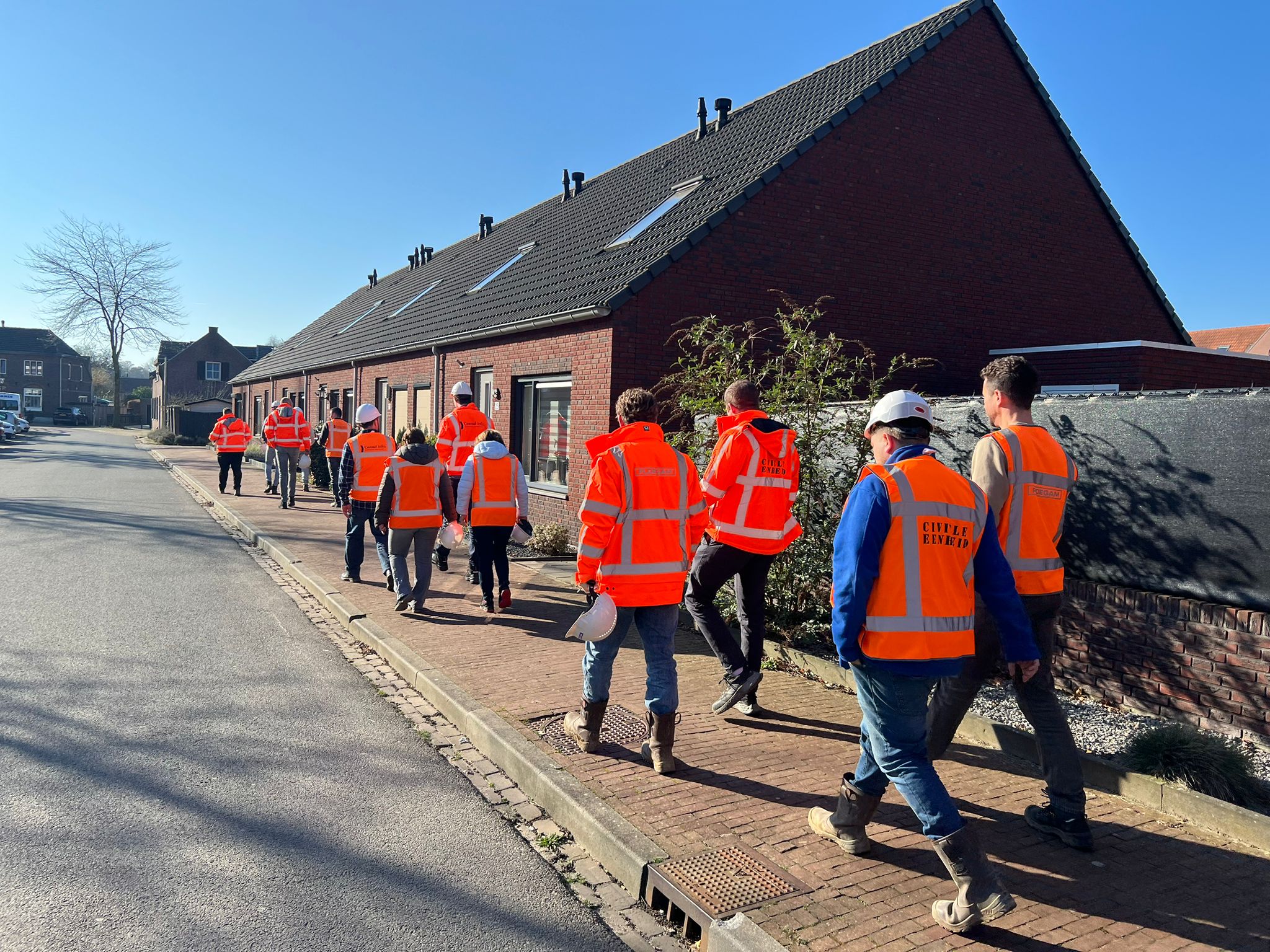 Toekomstbouwers tijdens een wijkbezoek op locatie