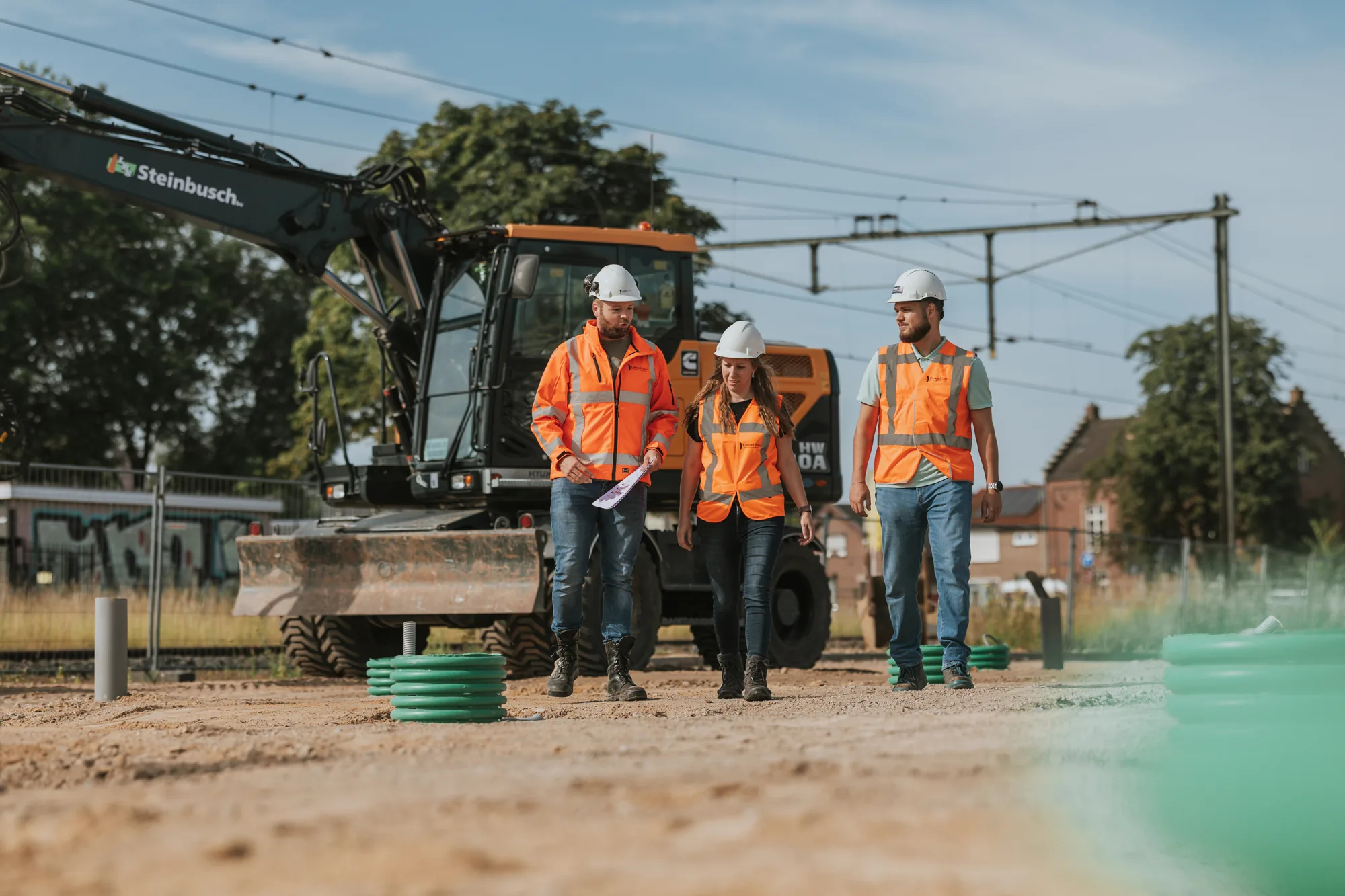 Toekomstbouwers met machinist en kraan op een spoorproject