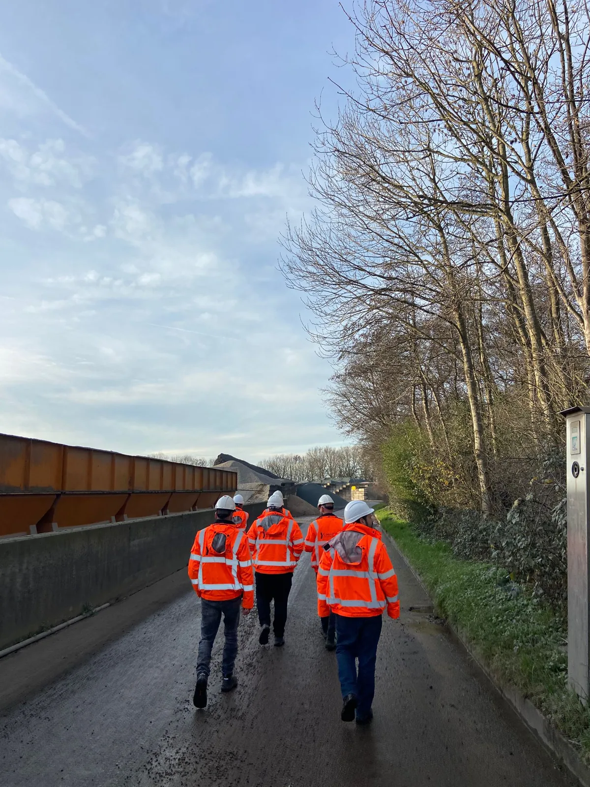 Toekomstbouwers onderweg naar een projectlocatie tijdens een lesdag